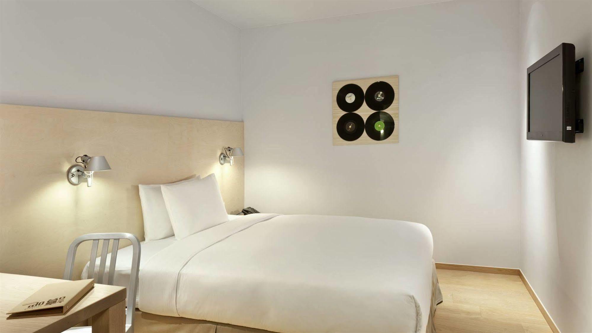 Amba Taipei Ximending Hotel Exterior photo